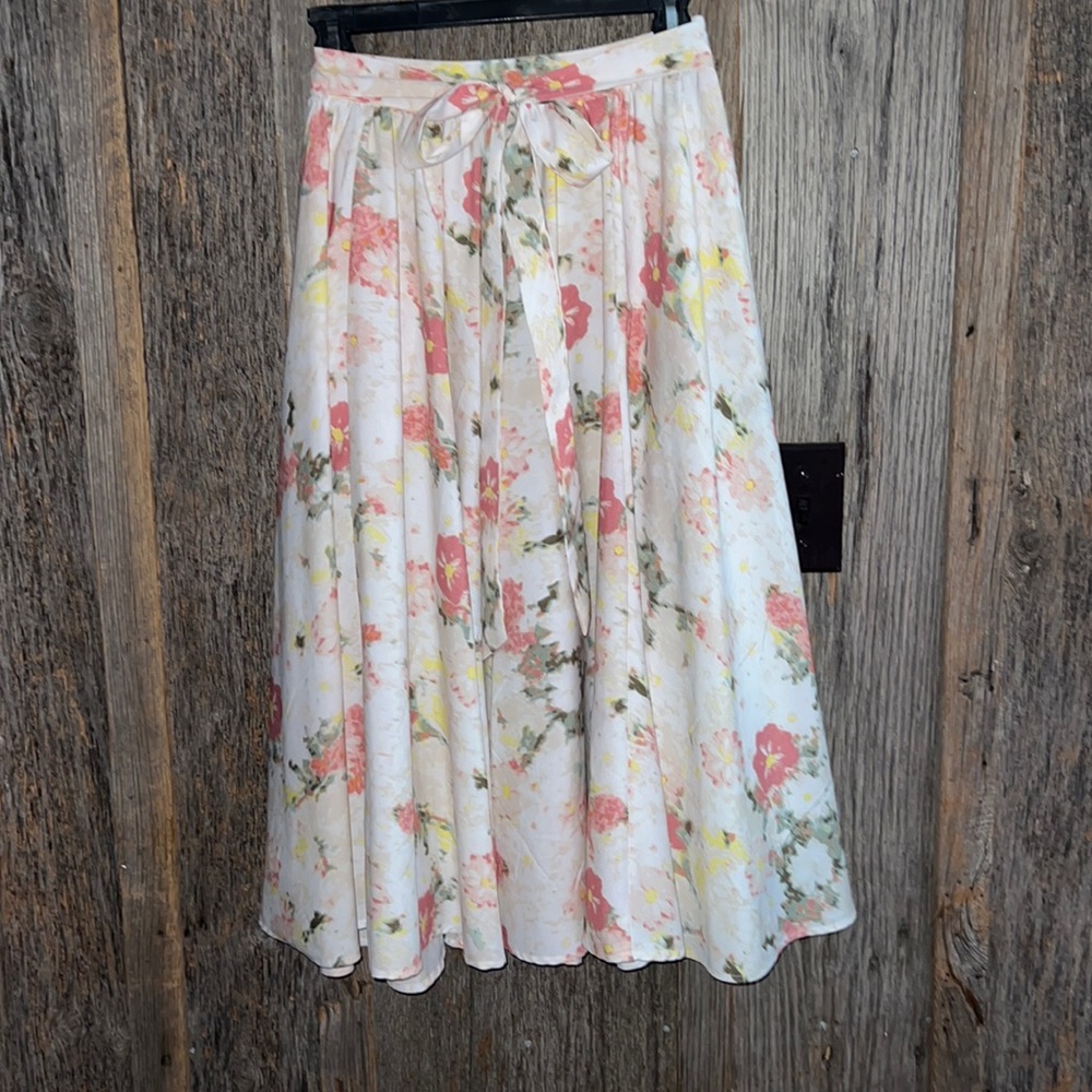 Flowing chiffon skirt size 14/16 flower print